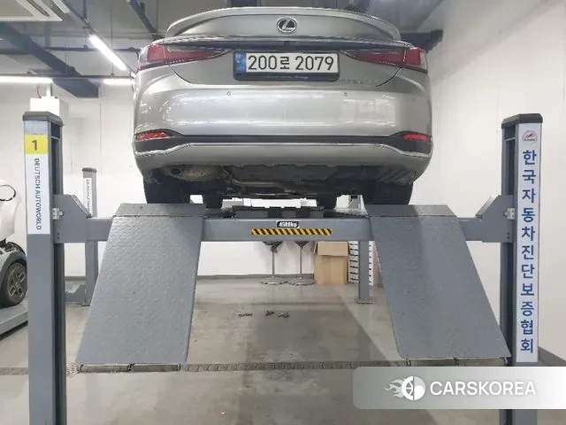 Lexus ES300h 7th generation 2023 Серебристо-серый из Кореи, фото 2