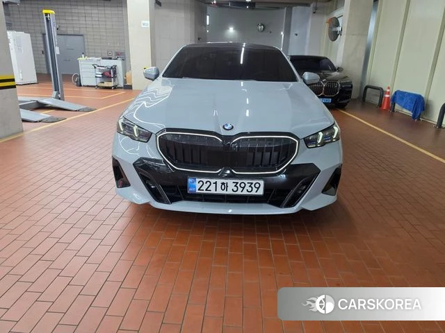 BMW 5 Series (G60) 2024 Цвет галактики из Кореи, фото 3
