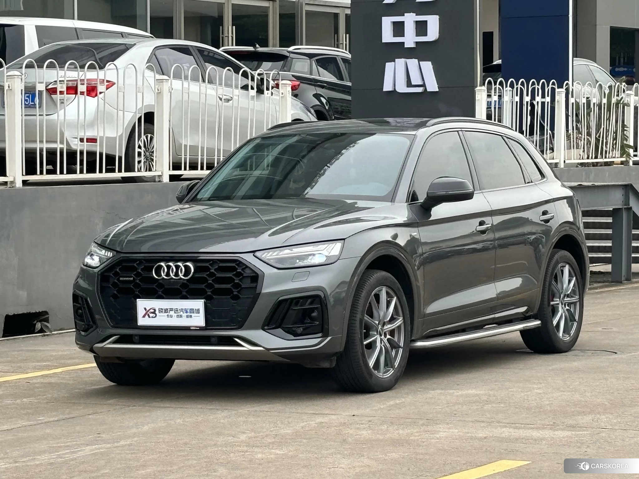 Audi Q5L 2021 Темно-серый из Китая, фото 2
