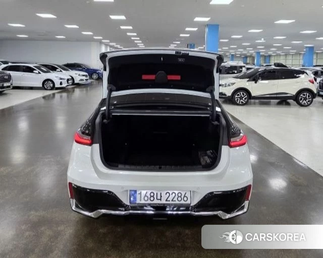 BMW 7 Series (G70) 2022 Белый из Кореи, фото 3