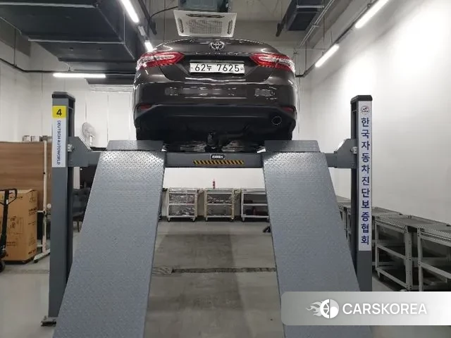 Toyota Camry (XV70) 2018 Серый из Кореи, фото 2