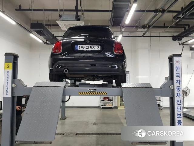Mini Cooper 2024 Черный из Кореи, фото 2