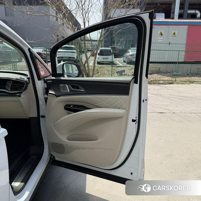 Denza D9 EV id 3920237 из Китая 10