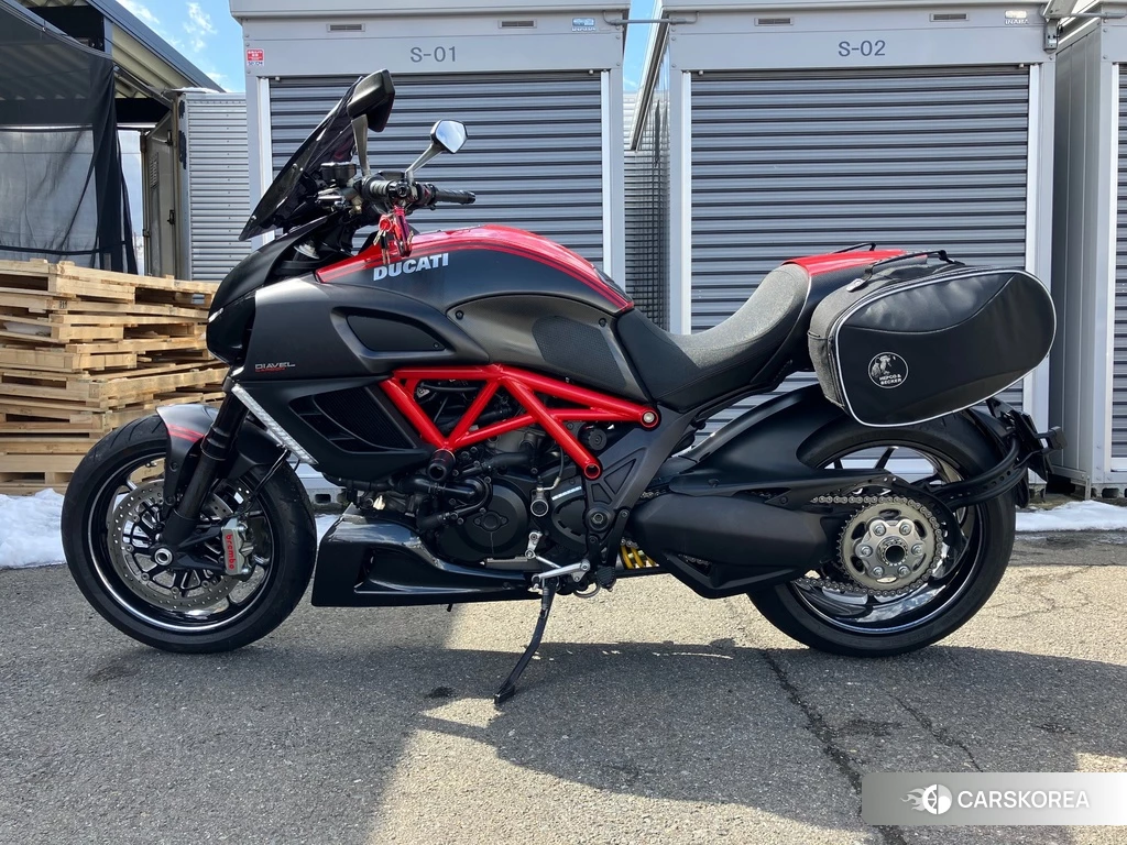 Проданный Ducati DIAVEL CARBON 2011 из Японии