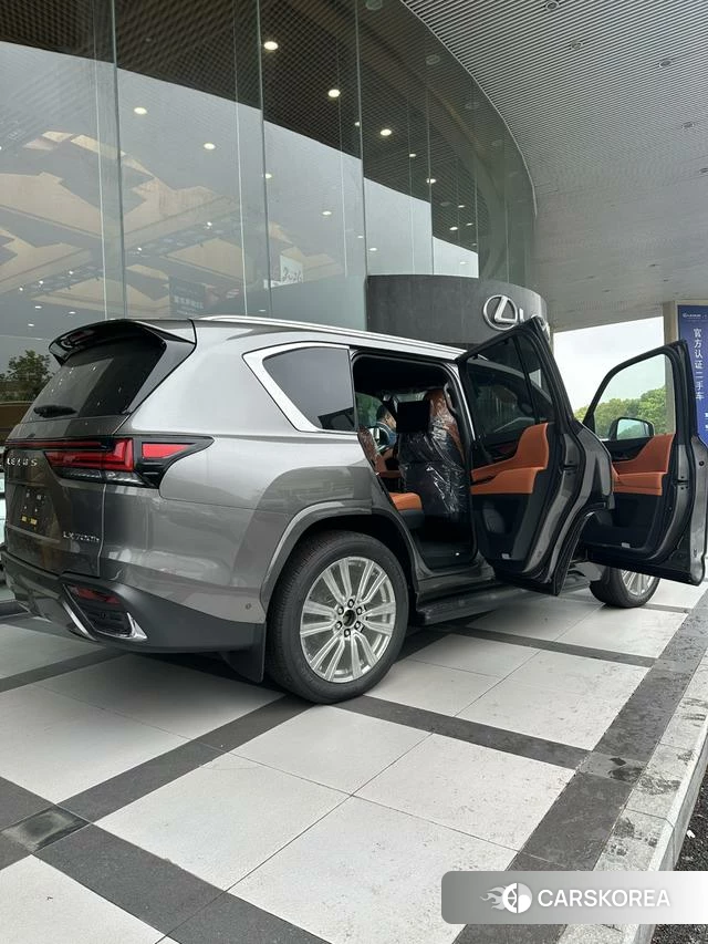 Lexus LX 2025 Темно-серый из Китая, фото 2