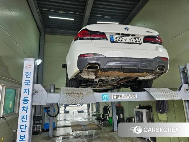 BMW 5 Series (G30) 2023 Белый из Кореи, фото 2
