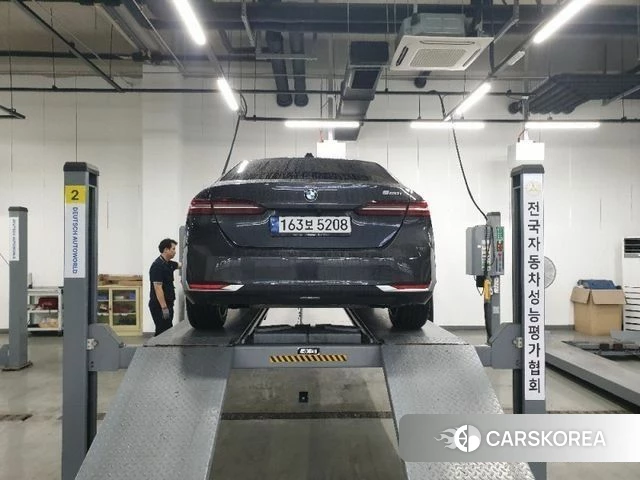 BMW 5 Series (G60) 2024 Серый из Кореи, фото 2