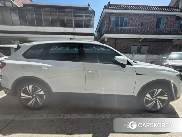 Volkswagen Touareg 3rd generation 2022 Белый из Кореи, фото 2