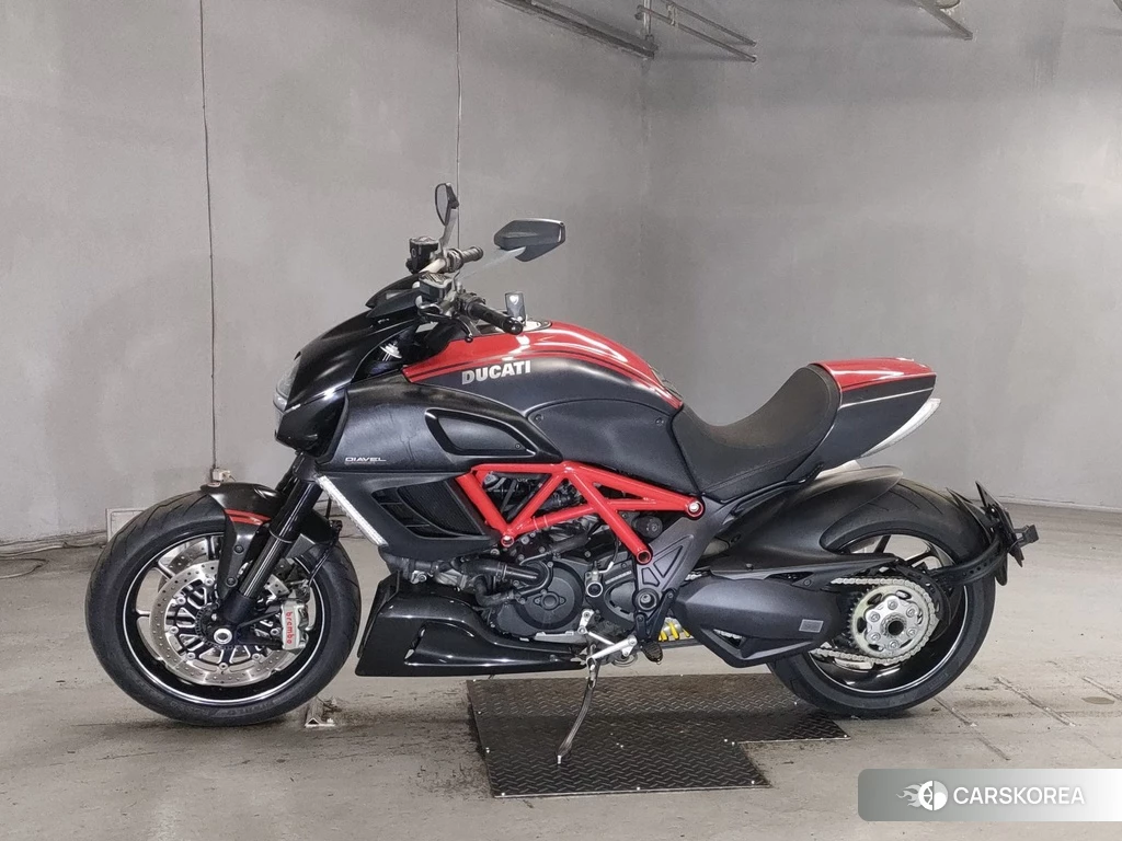 Проданный Ducati DIAVEL CARBON 2012 из Японии, фото 2