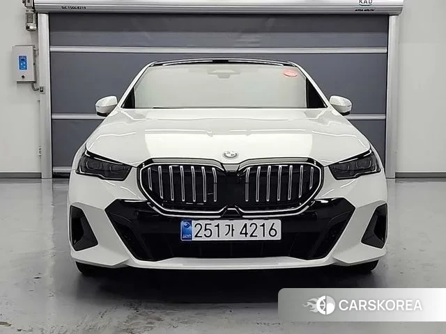 BMW 5 Series (G60) 2024 Белый из Кореи, фото 4