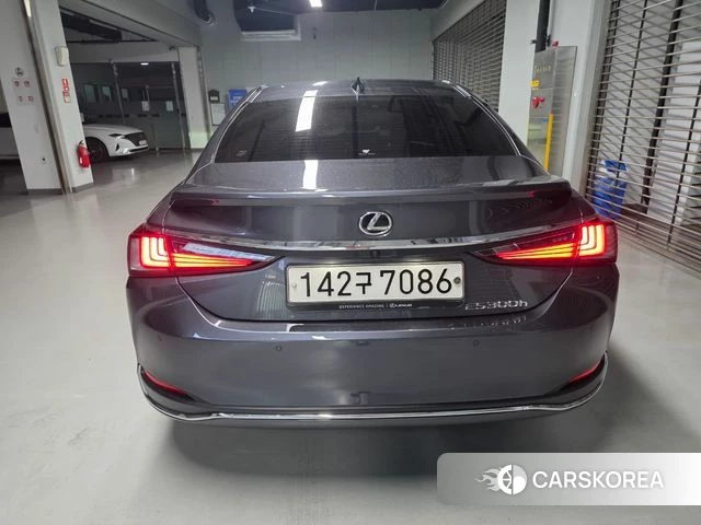 Lexus ES300h 7th generation 2023 Серый из Кореи, фото 2