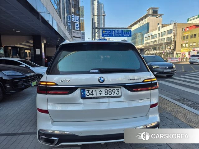 BMW X7 (G07) 2023 Белый из Кореи, фото 2