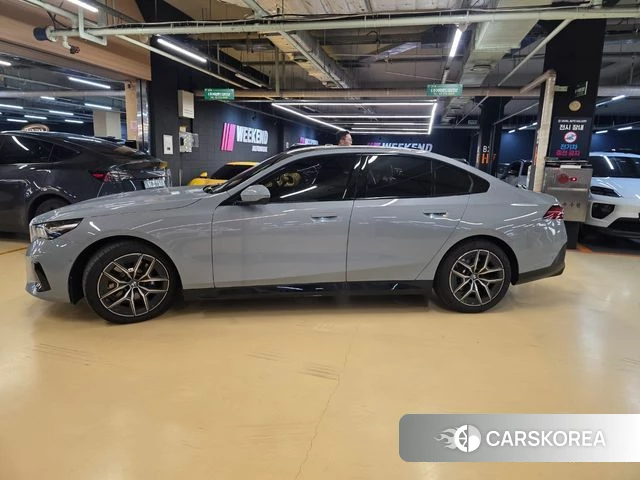 BMW 5 Series (G60) 2026 Светло-серебряный цвет из Кореи, фото 2