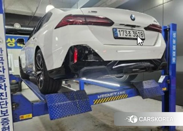 BMW 5 Series (G60) 2024 Белый из Кореи, фото 2
