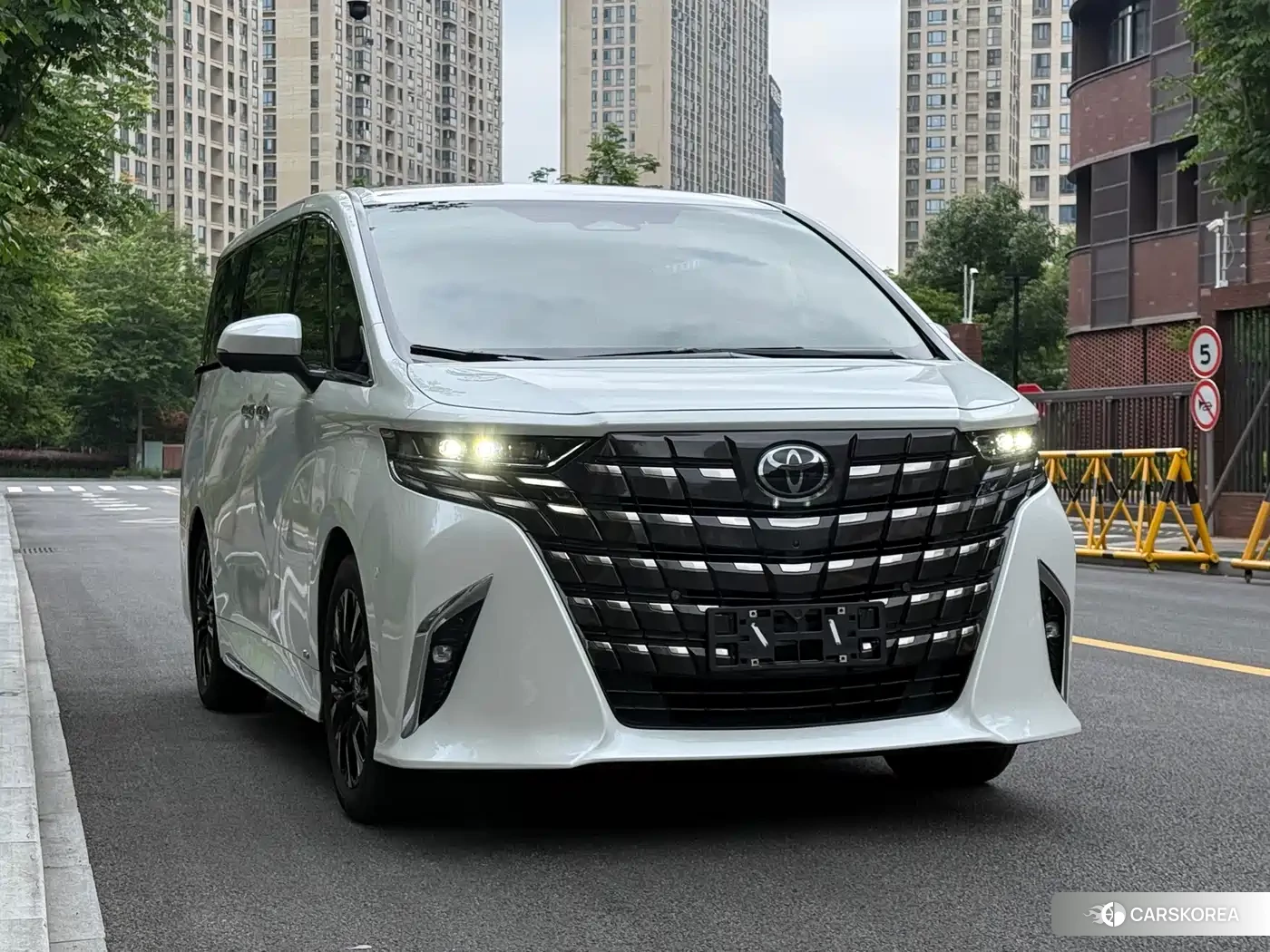 Toyota Elfa 2023 Белый из Китая, фото 2
