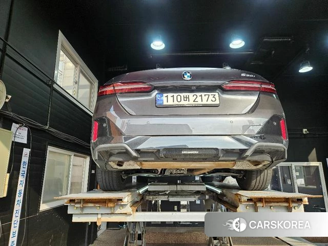 BMW 5 Series (G60) 2024 Серый из Кореи, фото 2