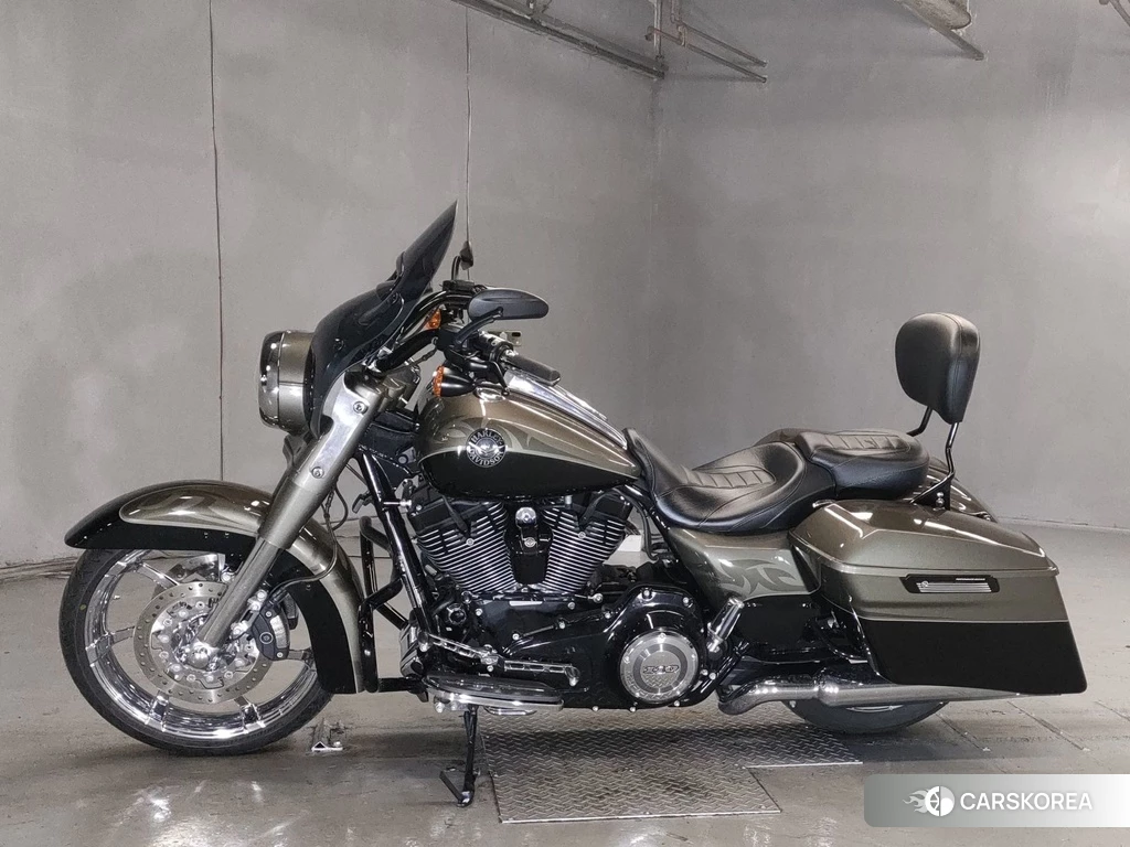 Проданный Harley-Davidson Road King Custom FLHRSE1800CVO 2014 из Японии