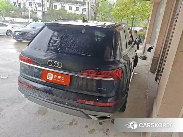 Audi Q7 2021 Черный из Китая, фото 2
