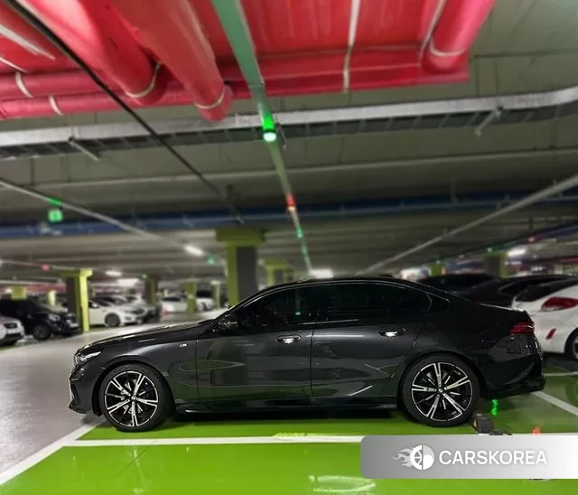 BMW 5 Series (G60) 2025 Черный из Кореи, фото 2