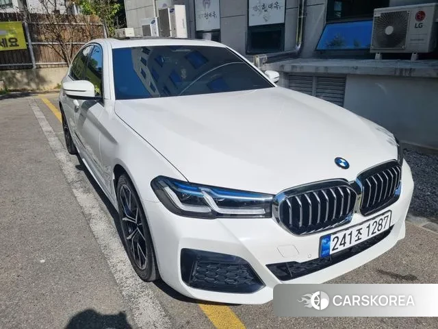 BMW 5 Series (G30) 2023 Белый из Кореи, фото 2