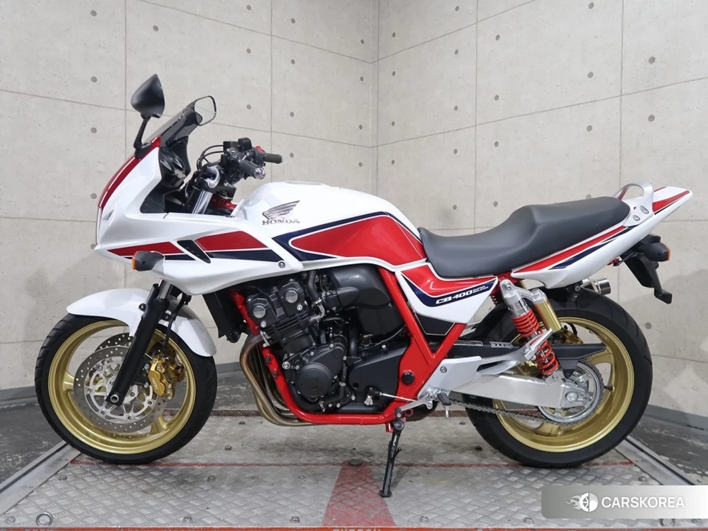 Проданный Honda CB400SF BOLDOR 2011 из Японии, фото 2