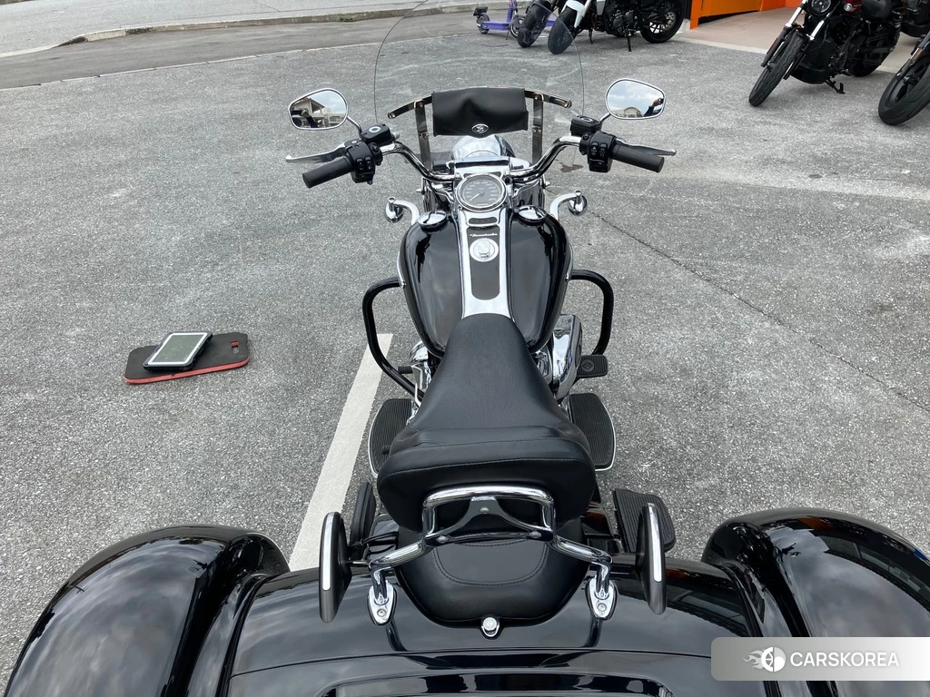 Проданный Harley-Davidson FREEWHEELER FLRT1740 2017 из Японии, фото 2