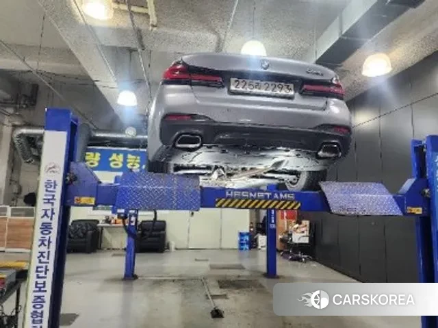 BMW 5 Series (G30) 2023 Серый из Кореи, фото 2