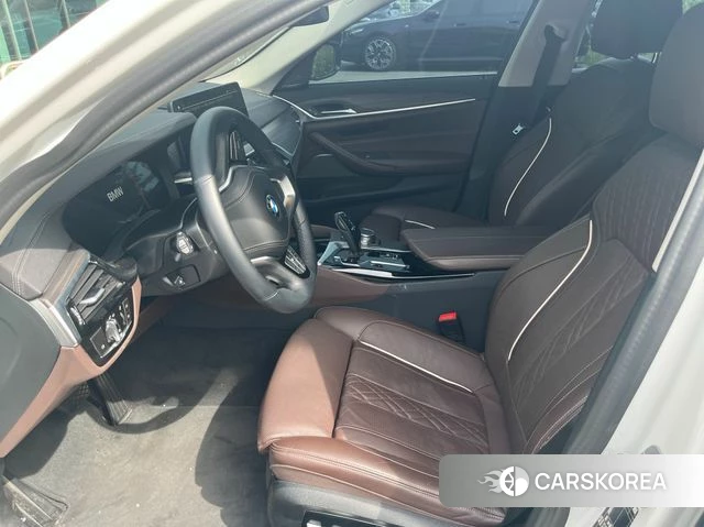 BMW 5 Series (G30) 2023 Белый из Кореи, фото 2