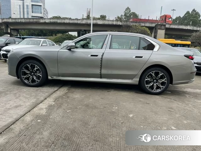 BMW 7 series 2025 Темно-серый из Китая, фото 2