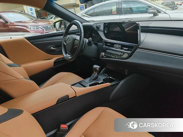 Lexus ES 2023 Серебристо-серый из Китая, фото 4