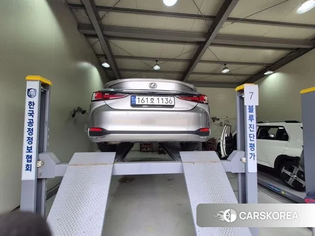 Lexus ES300h 7th generation 2023 Серебристо-серый из Кореи, фото 2