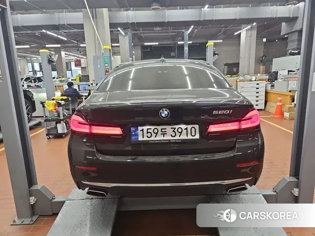 BMW 5 Series (G30) 2023 Черный из Кореи, фото 2