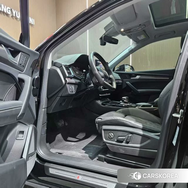 Audi Q5L 2021 Черный из Китая, фото 2