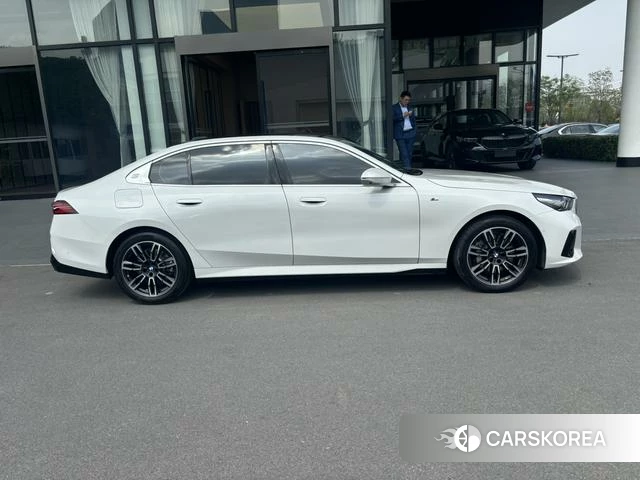 BMW 5 series 2025 Белый из Китая, фото 2
