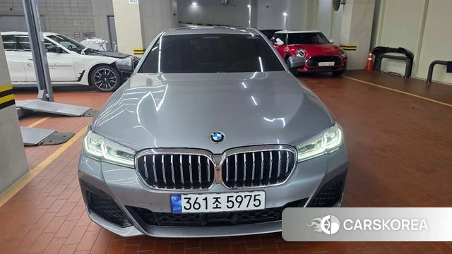 BMW 5 Series (G30) 2023 Серебристо-серый из Кореи, фото 2