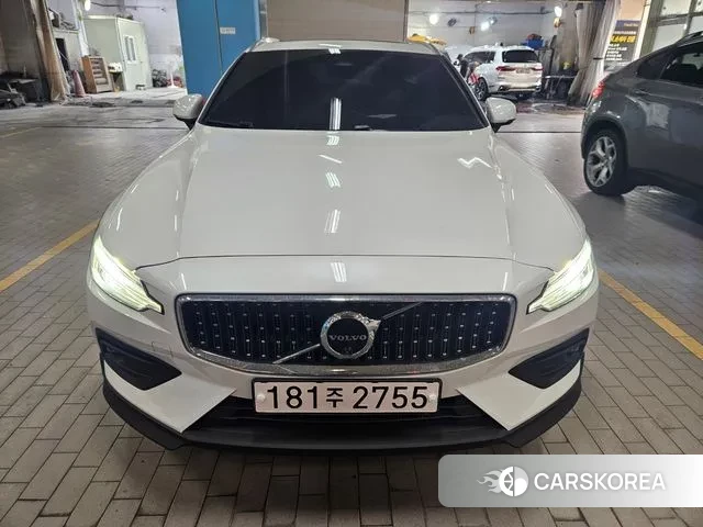 Volvo V60 Cross-Country 2nd Generation 2024 Белый из Кореи, фото 2