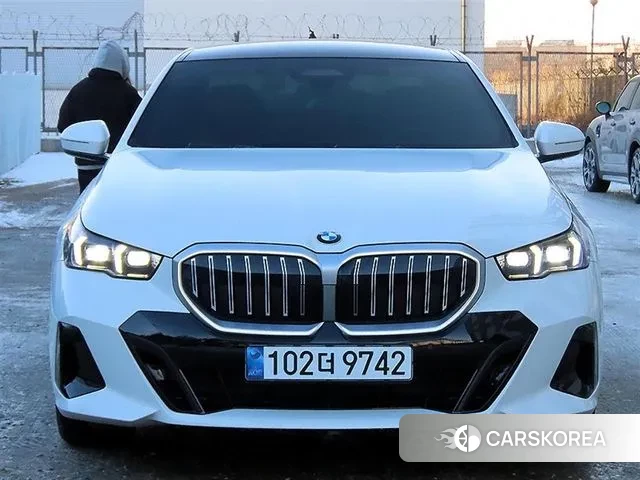 BMW 5 Series (G60) 2024 Белый из Кореи, фото 2