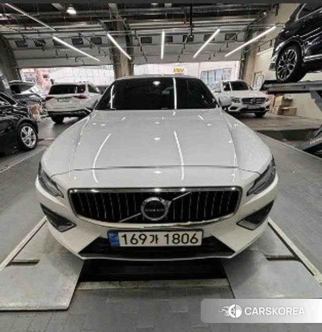 Volvo S60 3rd generation 2023 Белый из Кореи, фото 2