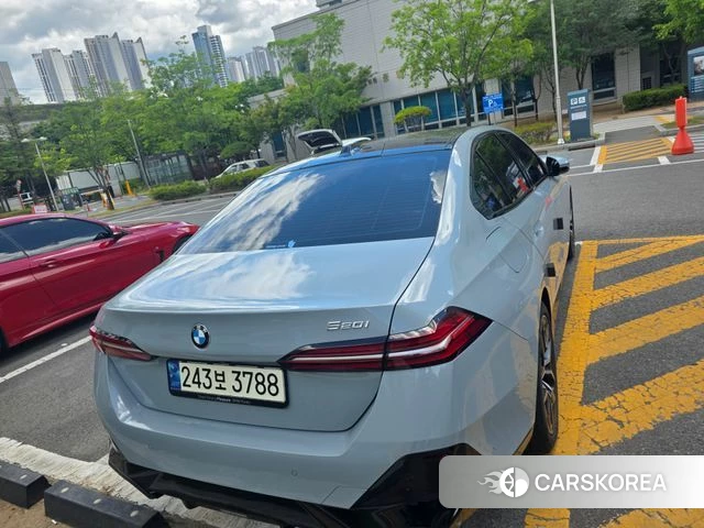 BMW 5 Series (G60) 2024 Небесно-голубой из Кореи, фото 2