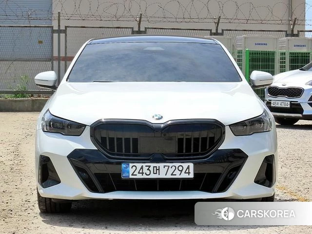 BMW 5 Series (G60) 2025 Белый из Кореи, фото 2