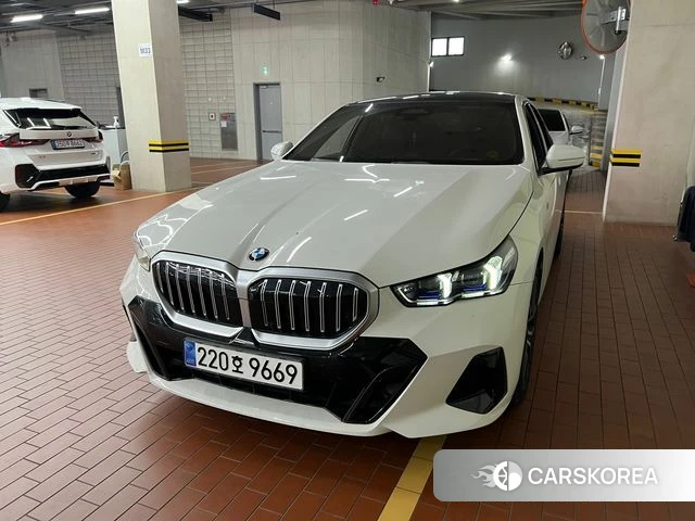 BMW 5 Series (G60) 2023 Белый из Кореи, фото 2