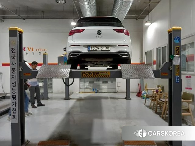 Volkswagen Golf 8th Generation 2022 Белый из Кореи, фото 2
