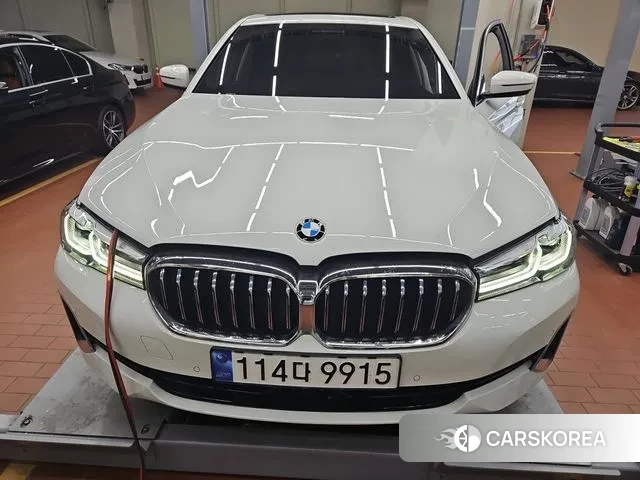 BMW 5 Series (G30) 2023 Белый из Кореи, фото 2