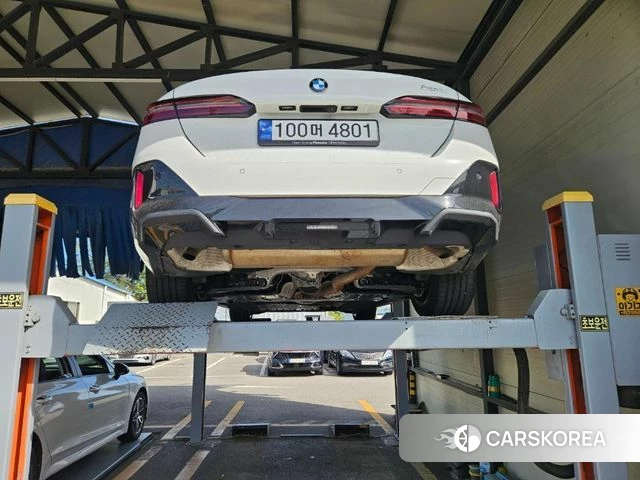 BMW 5 Series (G60) 2023 Белый из Кореи, фото 2
