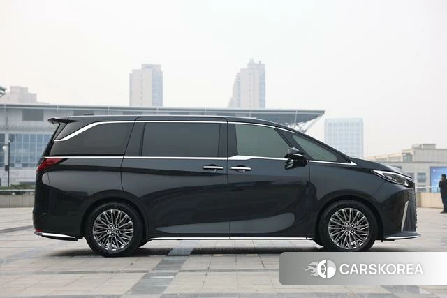 Lexus LM id 4353532 из Китая 12
