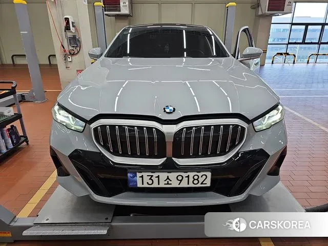 BMW 5 Series (G60) 2024 Серебристо-серый из Кореи, фото 2