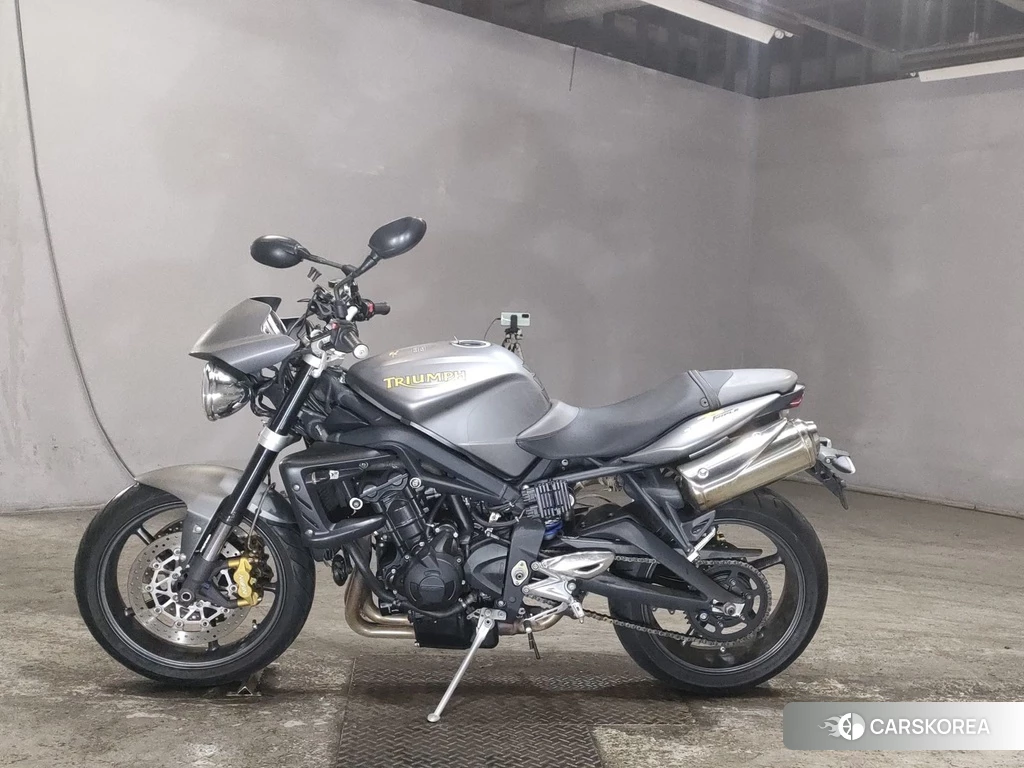 Проданный Triumph STREET TRIPLE R 2010 из Японии, фото 2