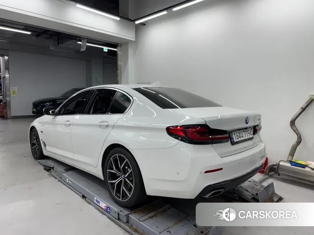 BMW 5 Series (G30) 2022 Белый из Кореи, фото 2