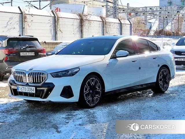 BMW 5 Series (G60) 2025 Белый из Кореи, фото 5