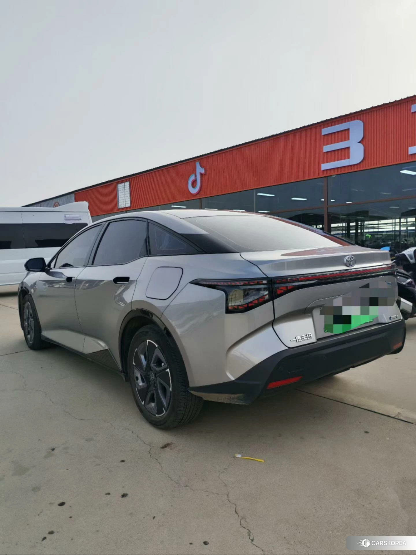 Toyota bZ3 2024 Темно-серый из Китая, фото 2